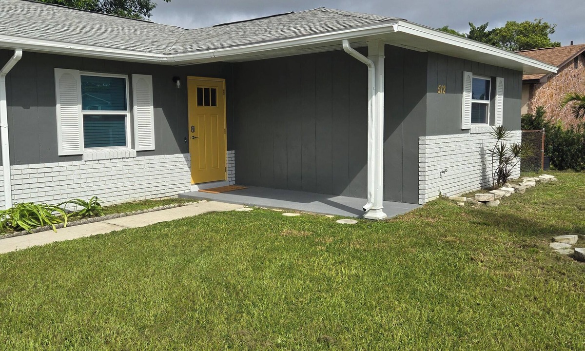 Pine Castle House | Orlando Gem near Disney, Epic, Sea World 3/2 house, fenced yard Long term OK