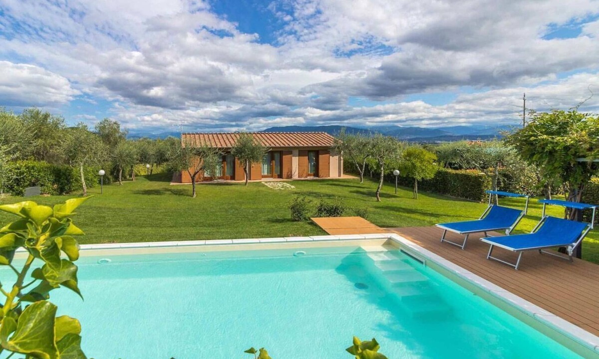 Colle di Compito Villa | Orlando, private pool house, A/C, WiFi. Lucca.