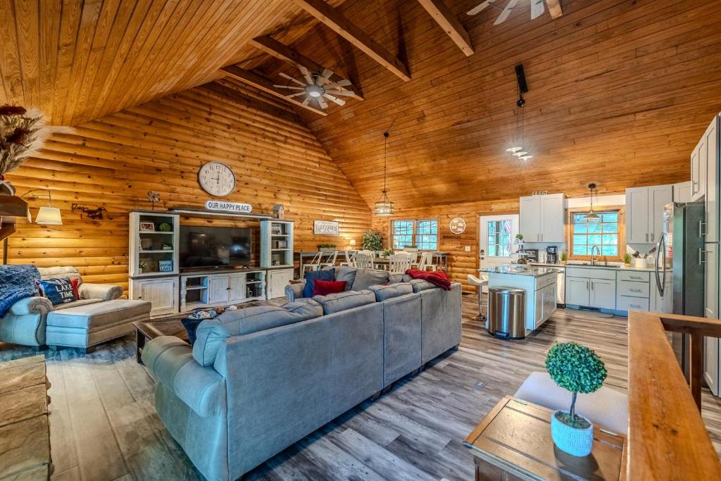 Osage Beach House | Osage Beach Cabin with Private Dock and Lily Pad