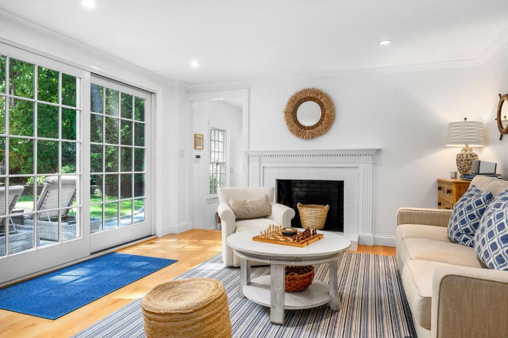 Wianno House | Osterville Retreat – A/C, WiFi Pet-Friendly