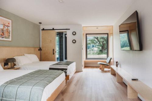 Newfane Hotel | Otherland Hotel