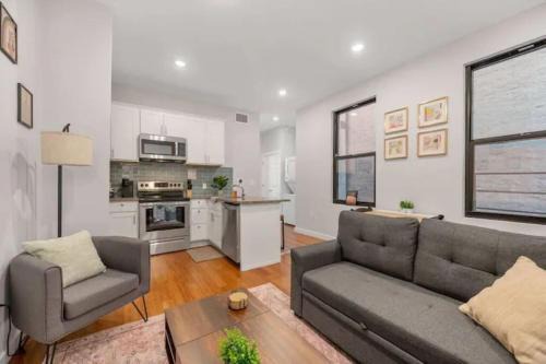 Over-the-Rhine Apartment | OTR off Vine St, Queen Bed, Wifi, Fully Equipped, 50in TV, Sleeps 3ppl, 2nd Fl