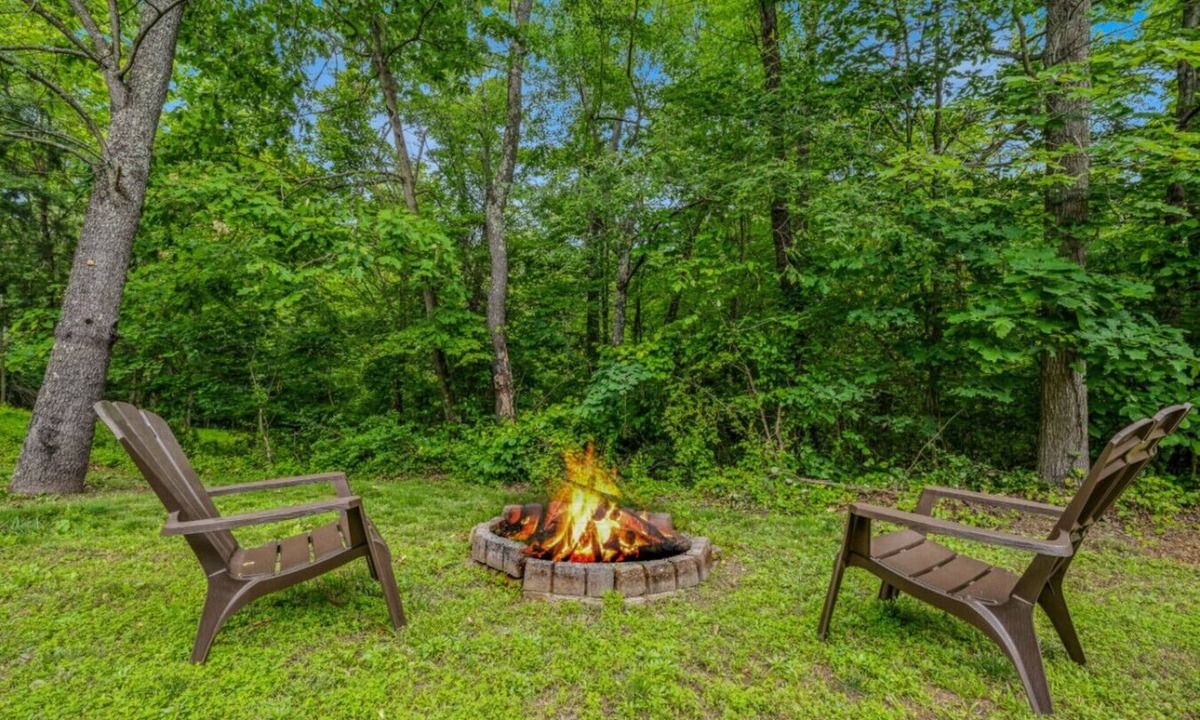 Berkeley Springs House | Otter Manor - Wifi|Fire Pit| Gameroom|Grill|Private Trail