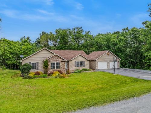 Berkeley Springs House | Otter Manor - WIFI|Fire Pit|Gameroom|Private Trail