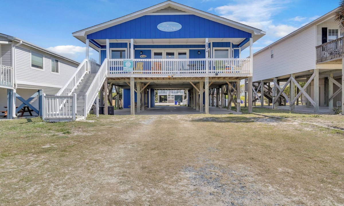 Long Beach House | Out of the Blue: Classic, Dog-friendly, Ocean View Beach Cottage with Fenced Yar