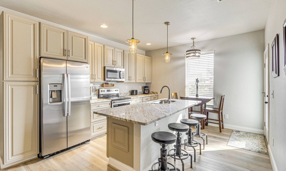 Navarre Cottage | Outdoor Bar & Fire Pit: Navarre Getaway!