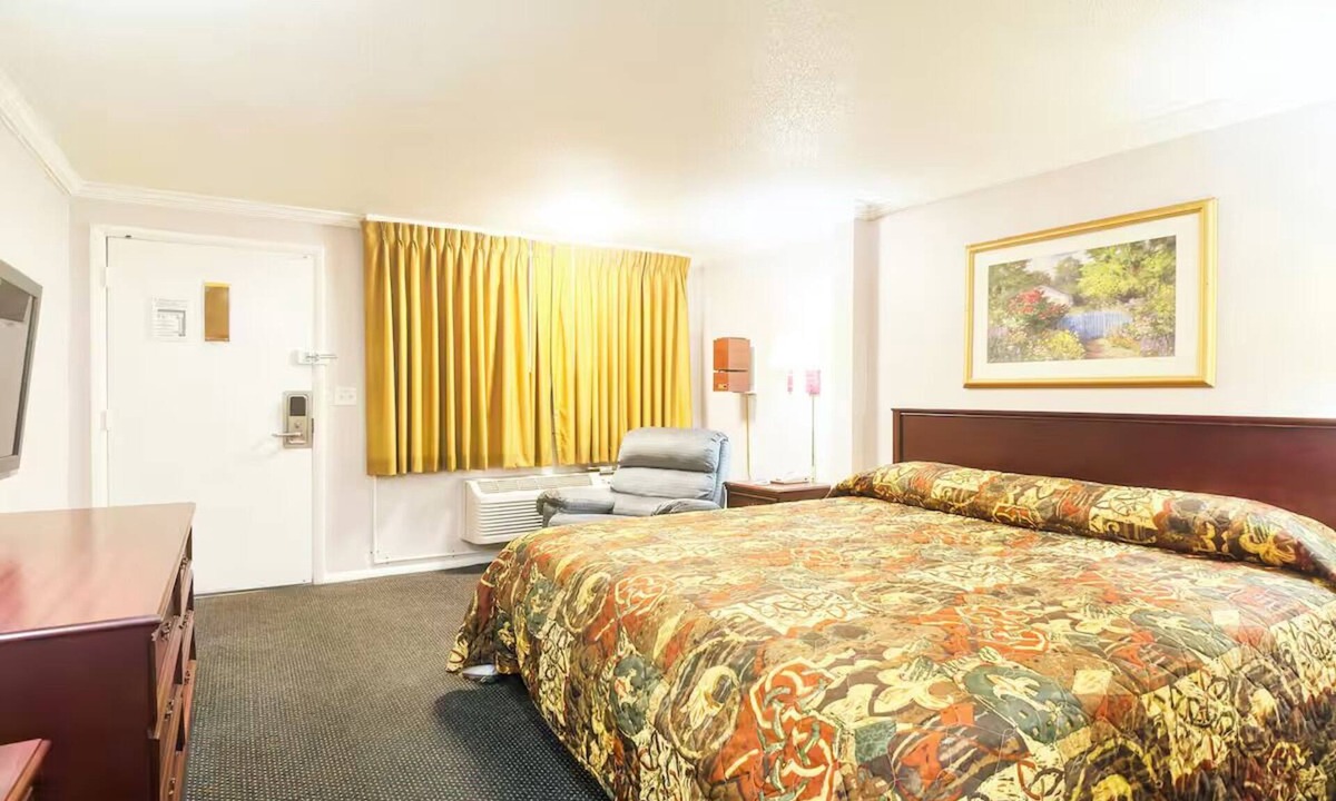Huntsville Hotel | Outdoor Explorer Stay w/BBQ Facilities, Picnic Area & Convenient Free Parking