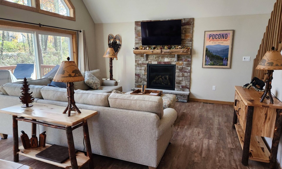 Jim Thorpe Ski Chalet | OUTSTANDING COUPLES RETREAT IN EXCLUSIVE LAKE COMMUNITY IN JIM THORPE