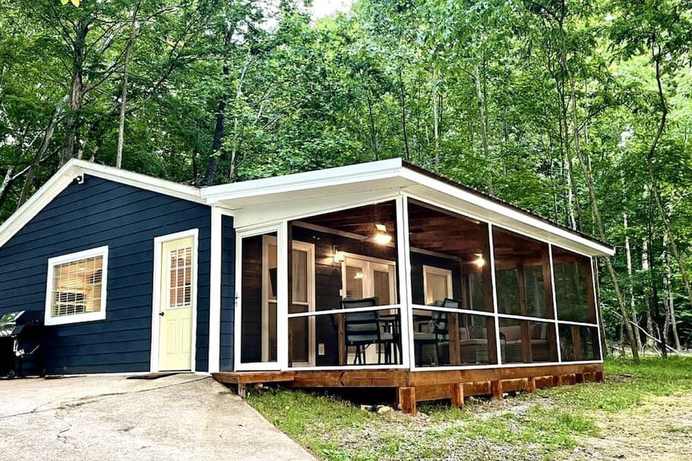 Cadiz Cottage | Outstanding Lakefront Cottage with Fire Pit in Cadiz, Kentucky