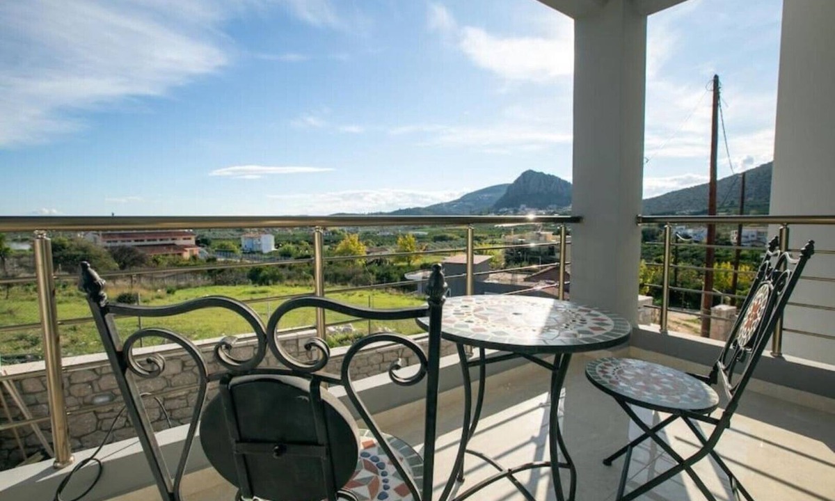 Lefkakia Condo | Over the horizon