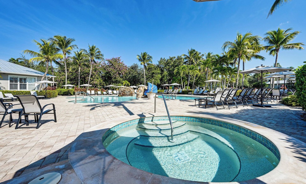 Naples Apartment | Overlooking 10th Fairway 2 Free Rounds of Golf