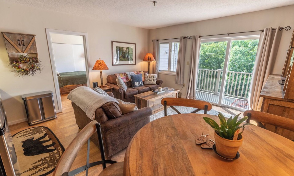 Lincoln Condo | Overlooking Loon Mountain’s South Peak, this newly renovated 1BR condo offers indoor and outdoor pools, indoor hot tub, sauna, and game room access—just minutes to hiking and Loon Resort. Coin laundry available on site.