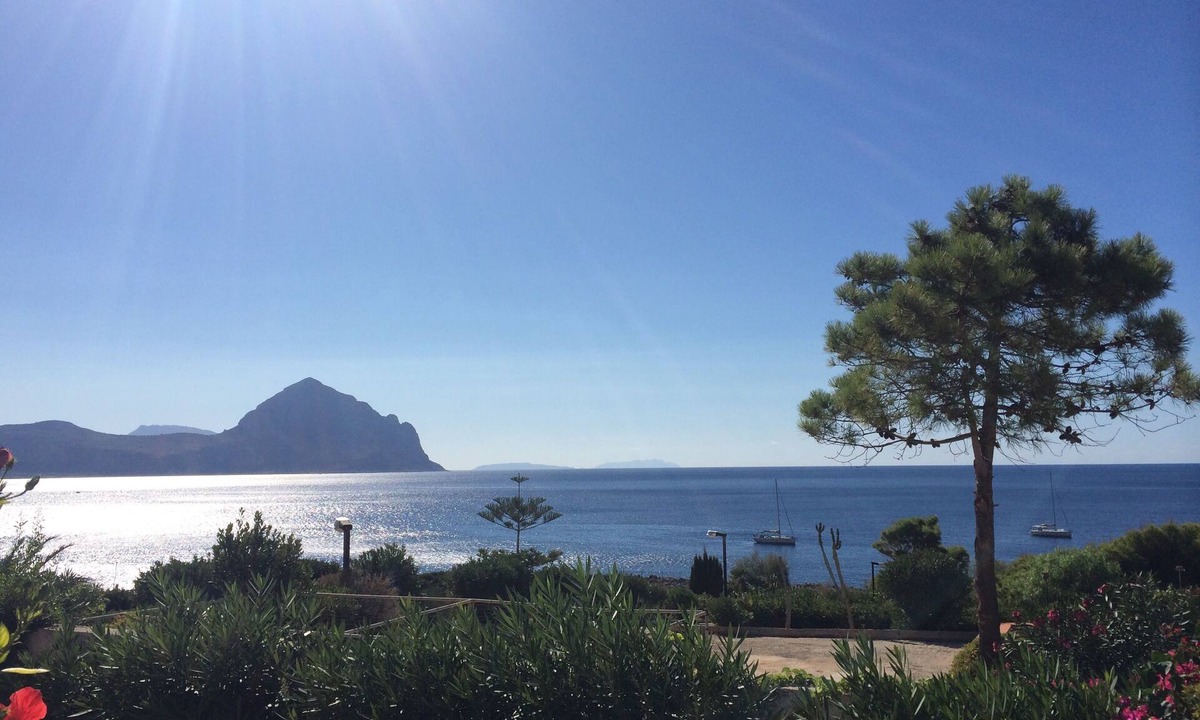 Macari House | Overlooking the rocky bay of Makari, walking distance from the sea