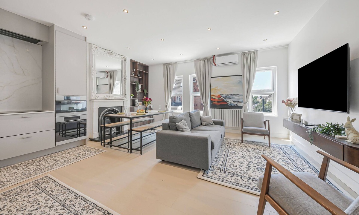 Harrow Road Apartment | Oversize 3Bed 2bath Victorian Penthouse w/AC in Maida Vale