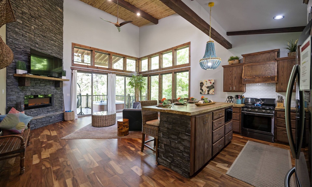 Broken Bow Cabin | Oversized Hot tub Overlooking a Creek