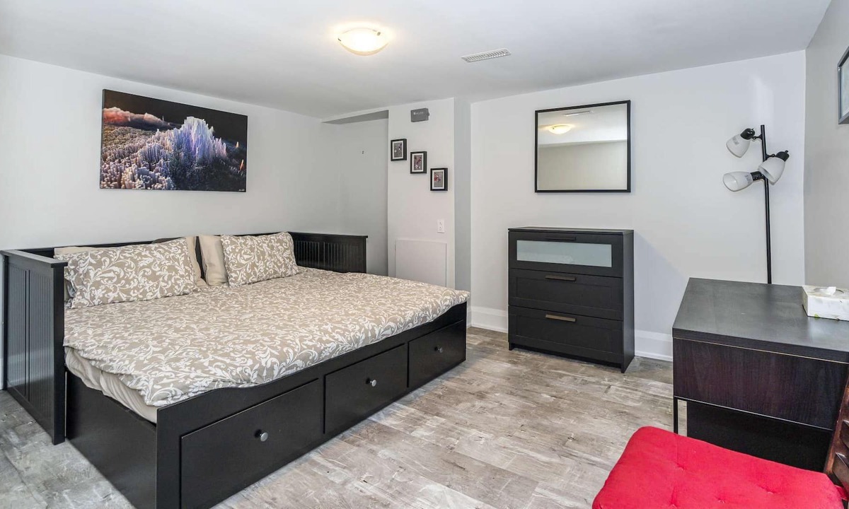 Kensington Market Apartment | Oxford Room (Shared Kitchen/Bathroom)