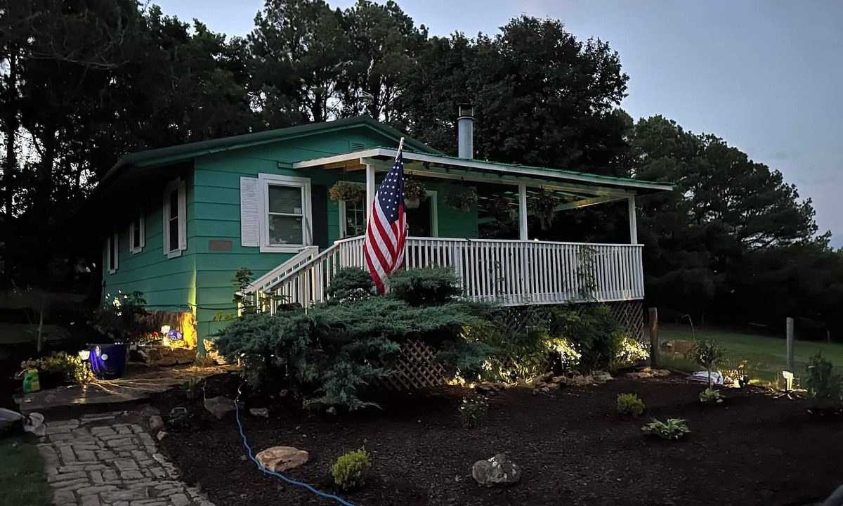 Springdale Cottage | Ozark Cottage Retreat in NW AR. Mountainous views and Spectacular Sunrises.