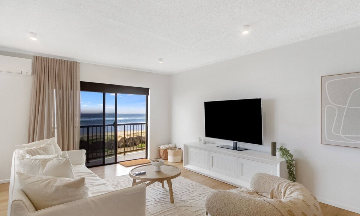 Palm Beach Apartment | Pacific Breeze 3 - Absolute Beachfront Luxury - All Linen Provided - Min. 2 night stays!