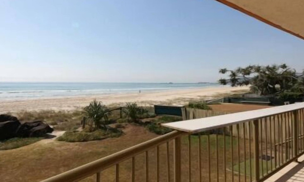 Palm Beach Apartment | Pacific Breeze 4 walk out onto Palm Beach