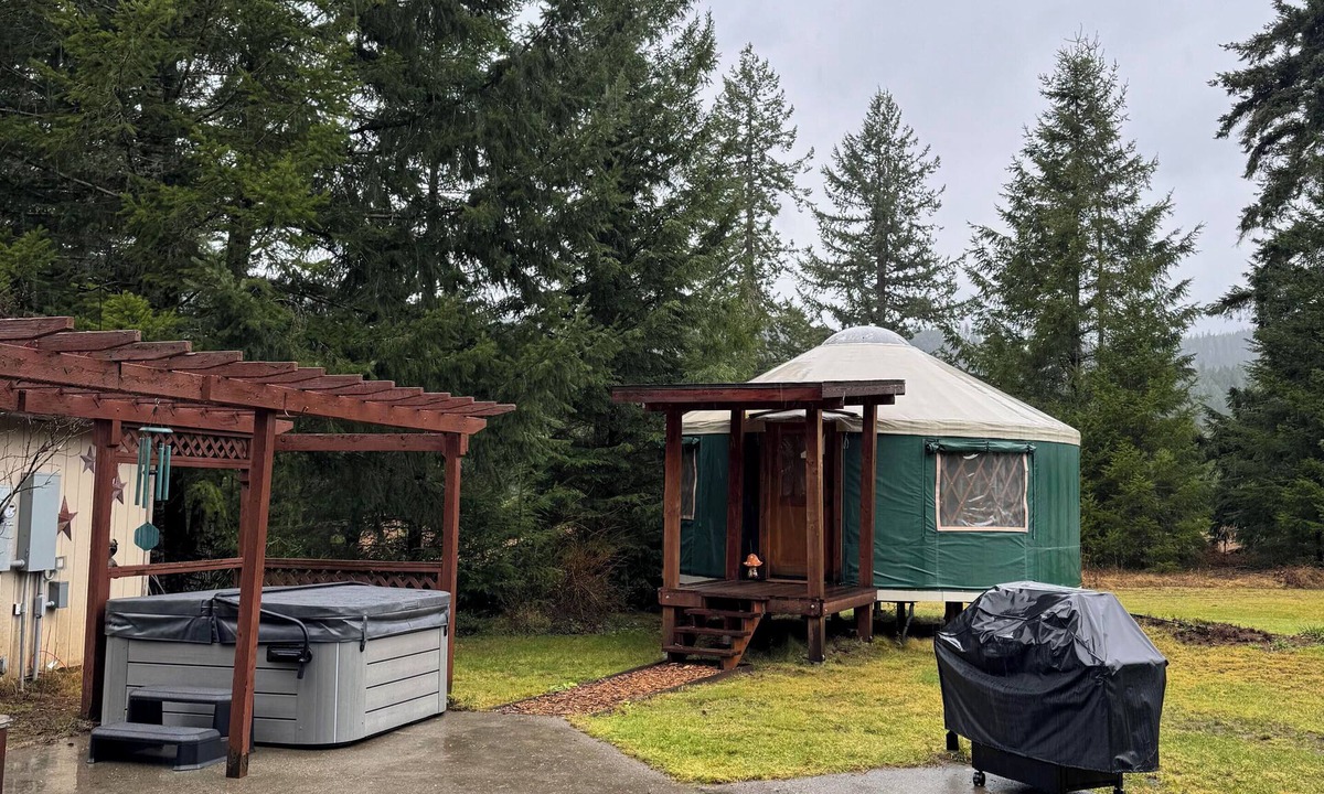 Ashford Apartment | Pacific Yurt at the foothills of Mount Rainier with new Hot tub-Fire Pit-Wifi