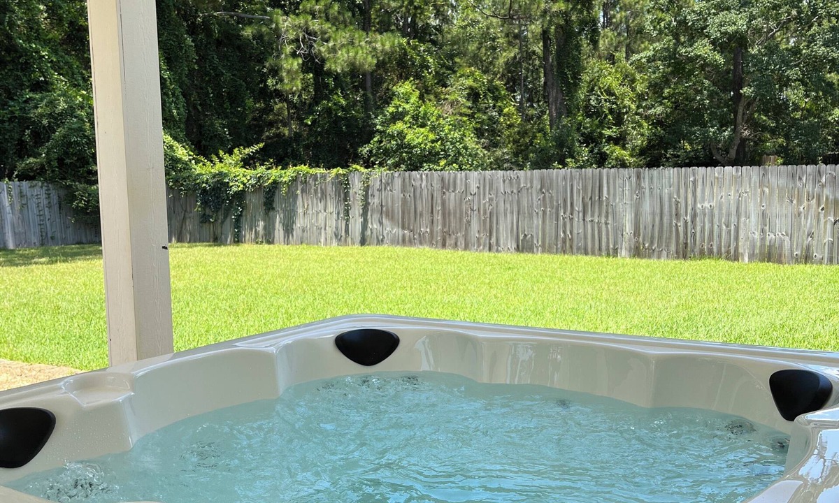 Navarre House | Paddle, Splash & Play - Home away from Home with HotTub & 5 min. to NavarreBeach