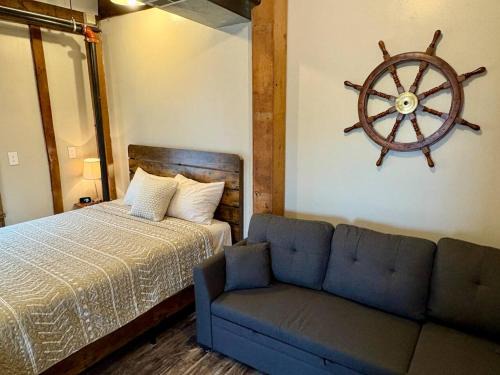 Bellevue House | Paddle Wheel Suite-Potter’s Mill