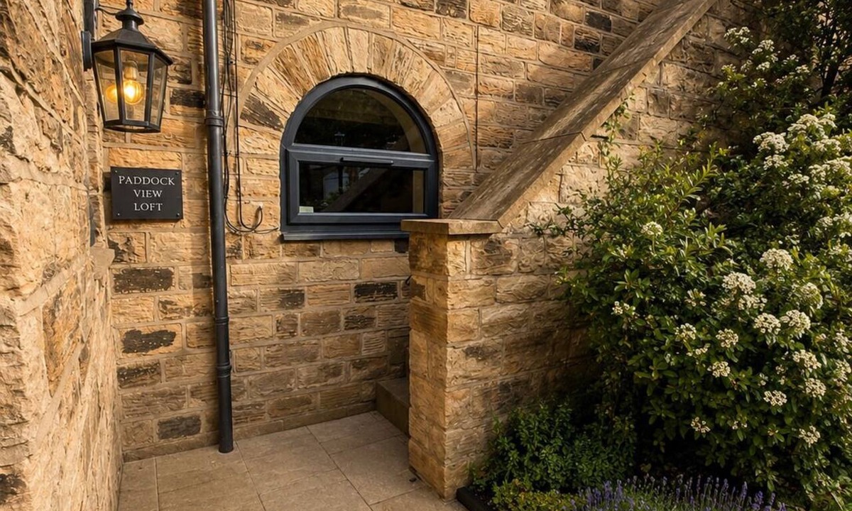 Grange Moor Apartment | Paddock View Loft | Countryside Retreat