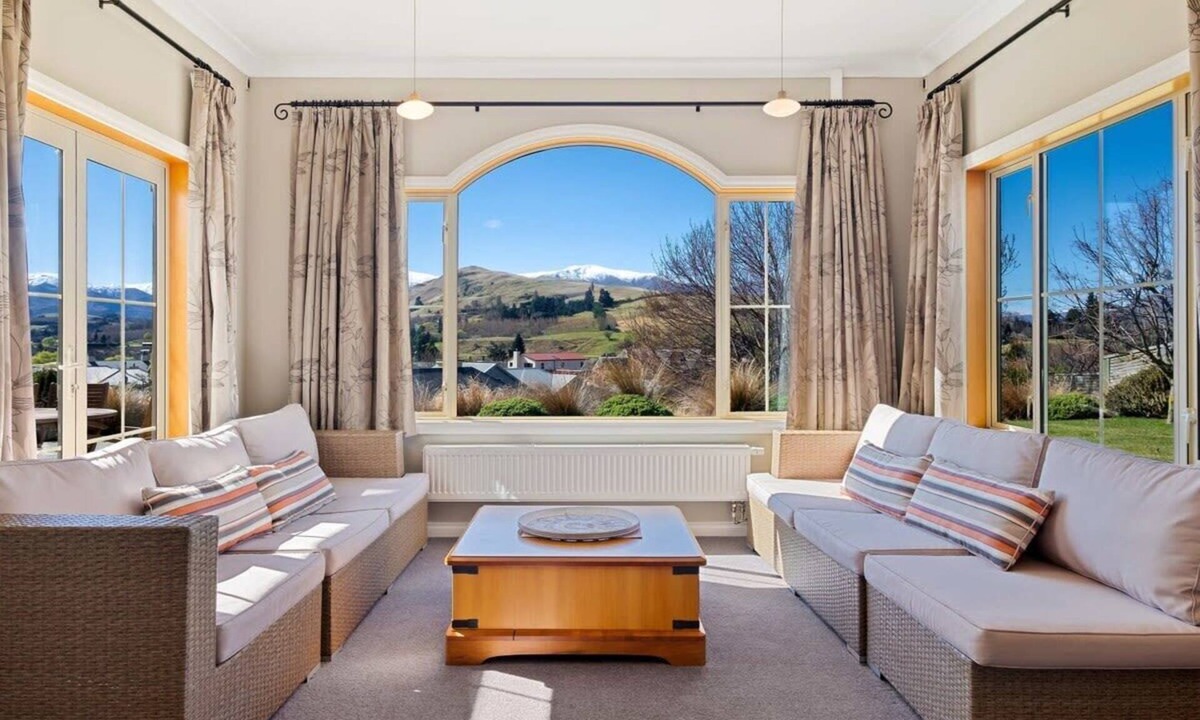Lower Shotover House | Paeroa View Summary: