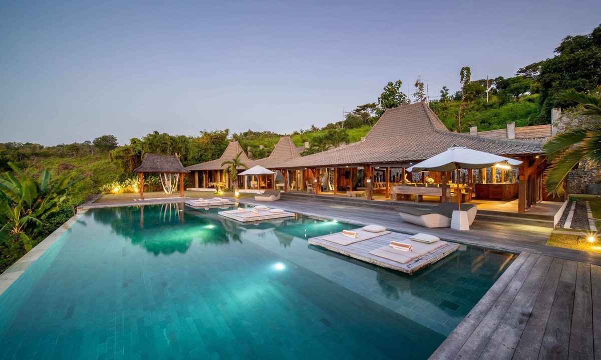 Cempaga House | Palatial Wooden Villa, 4br, Lovina