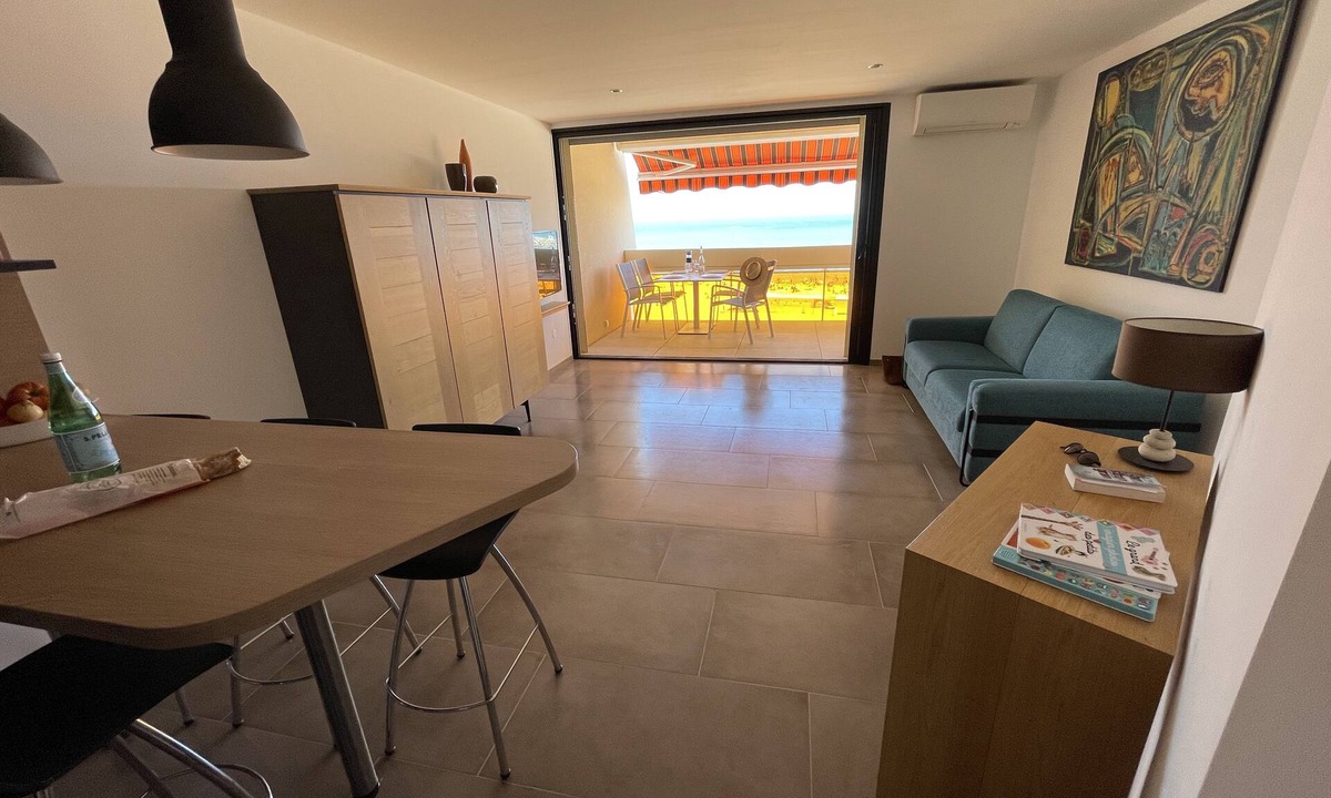Palavas-les-Flots Apartment | Palavas-centre : 2 bedrooms, terrace, splendid sea view (sleeps 6)