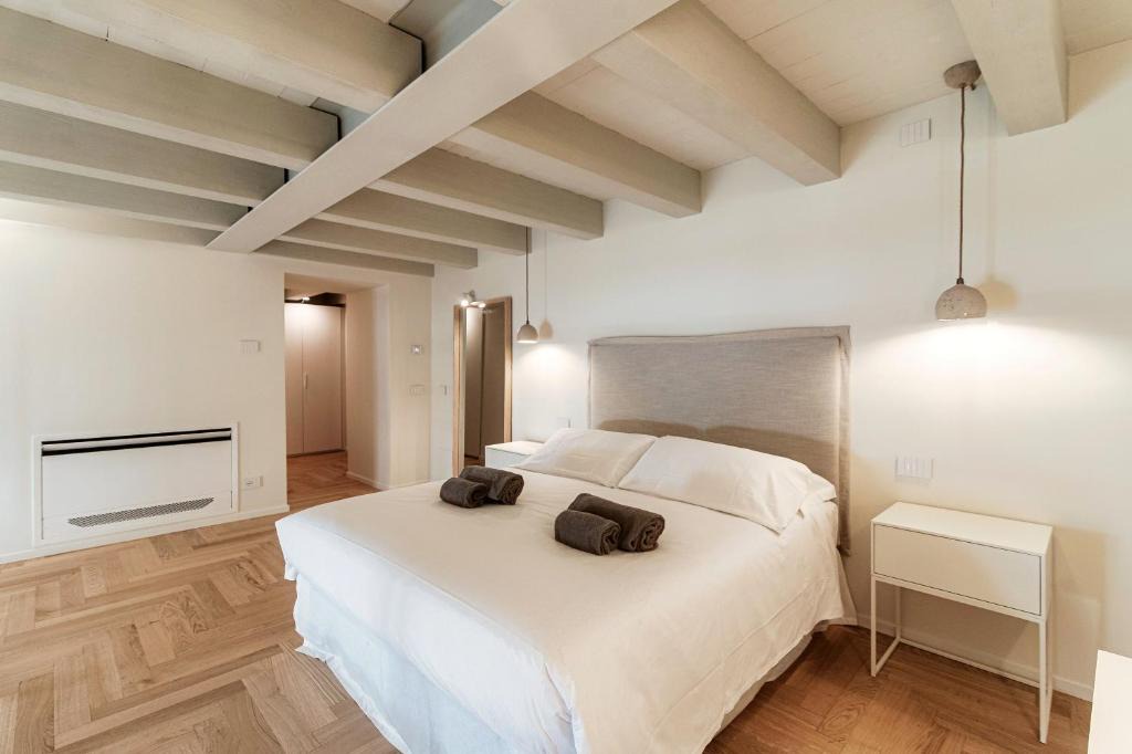 Como City Centre Apartment | Palazzo Diaz - Villa Valencia by "The House Of Travelers"