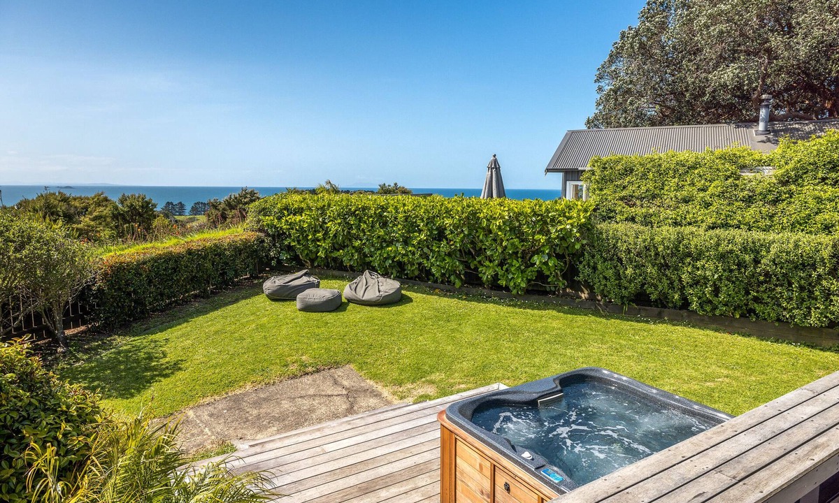 Ostend House | Palm Beach Panorama - perfect family holiday house with spa pool!