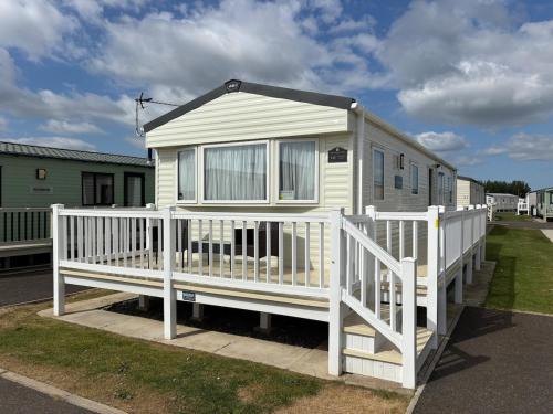Chapel Saint Leonards Apartment | Palm Grove 118 - Golden Palm Resort - pet friendly, Wi-Fic close to the beach - Meadow Lakes Caravan & Lodge Hire