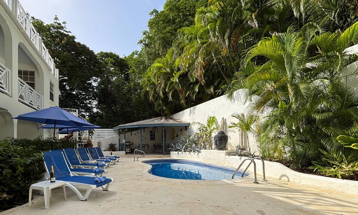 Mullins Apartment | Palm Retreat luxury 4 bedroom maisonette with pool, just 400m from Mullins Beach