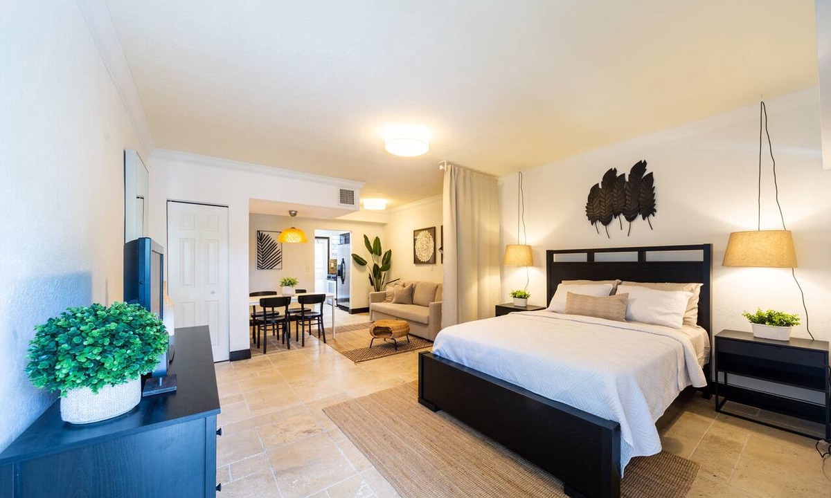 City Center Apartment | Palm Suite Large Studio steps to Lincoln Rd South Beach