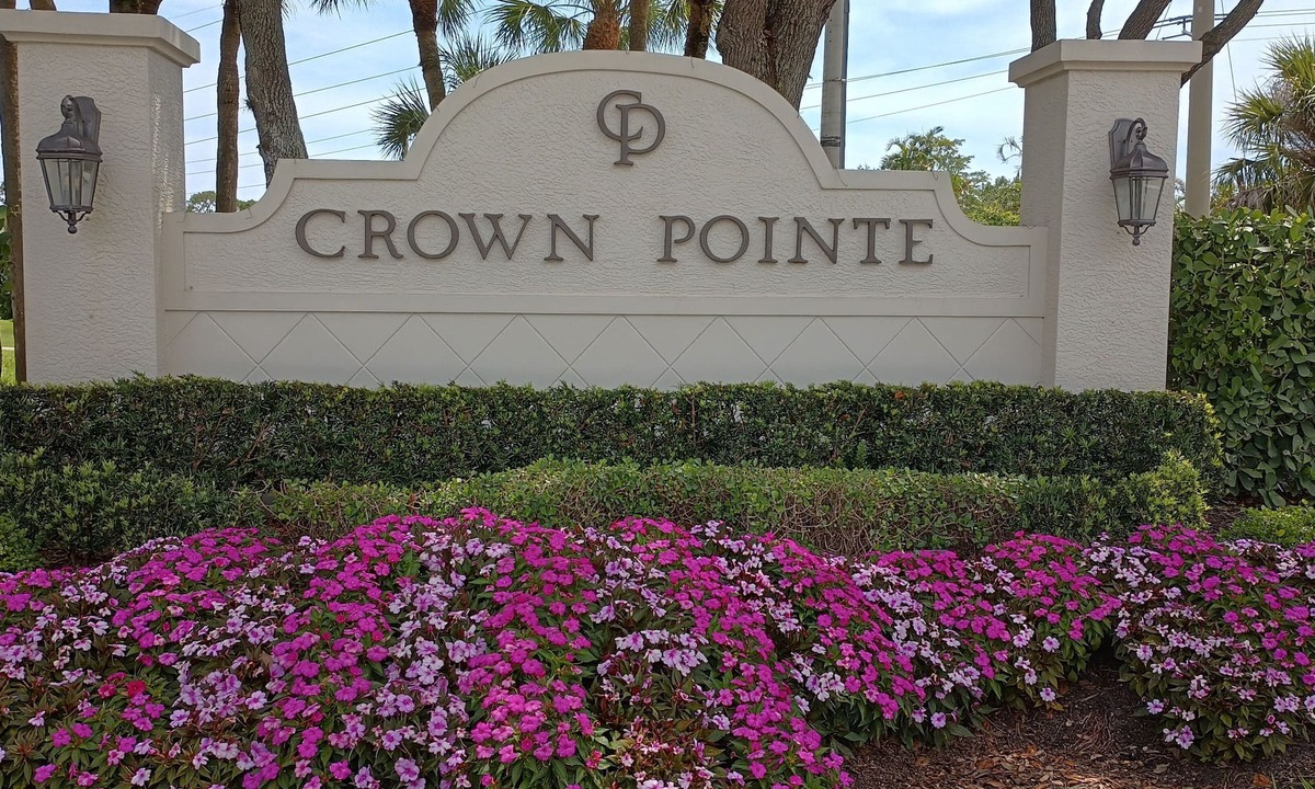 Crown Pointe Condo | PALM TREE PARADISE