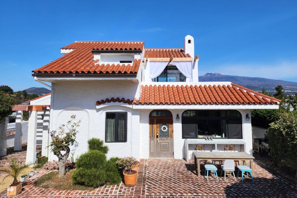 Seogwipo City Villa | Palm Tree Villa