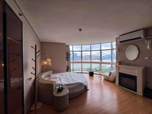 Downtown Shanghai Apartment | Panorama River Suite with bedside view of Huangpu river & sunset, Near Lujiazui & Metro Line 4