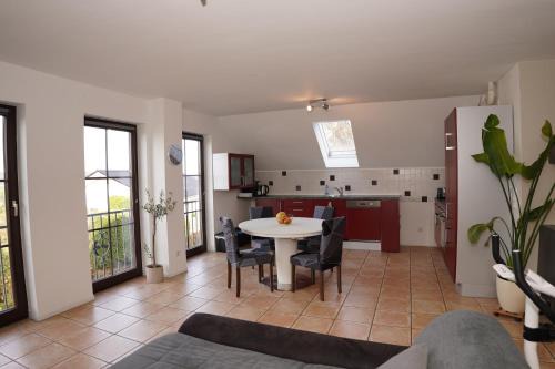 Overath Apartment | Panoramablick, ruhiger Lage, 20 Min nach Köln
