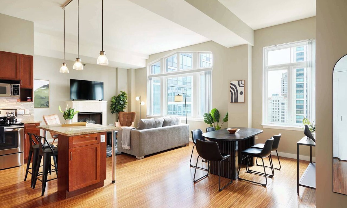 Downtown Chicago Apartment | Panoramic 2BR Penthouse in the Sky | Roof Deck
