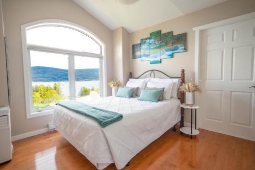 Central Okanagan Bed & Breakfast | Panoramic Acres B & B - Lake & Mountain Views