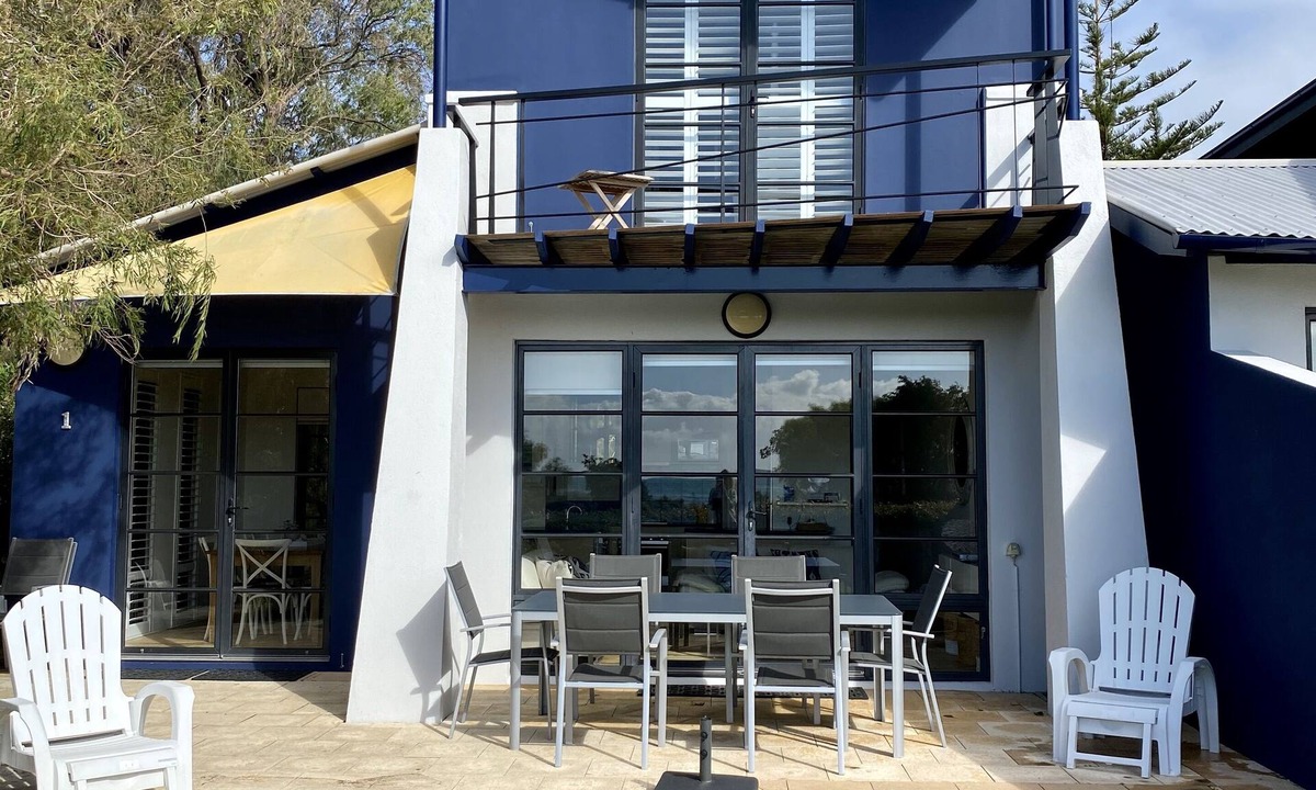 Dunsborough Villa | Panoramic Bay Views - Pet friendly & only a 5 minute stroll to town