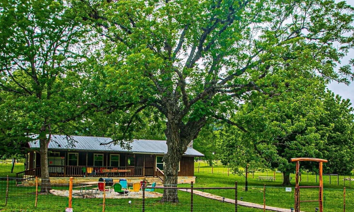 Leakey House | Panoramic Country Views ~ Wildlife ~ Butterflies & Birds ~ Star-gazing ~ Hiking