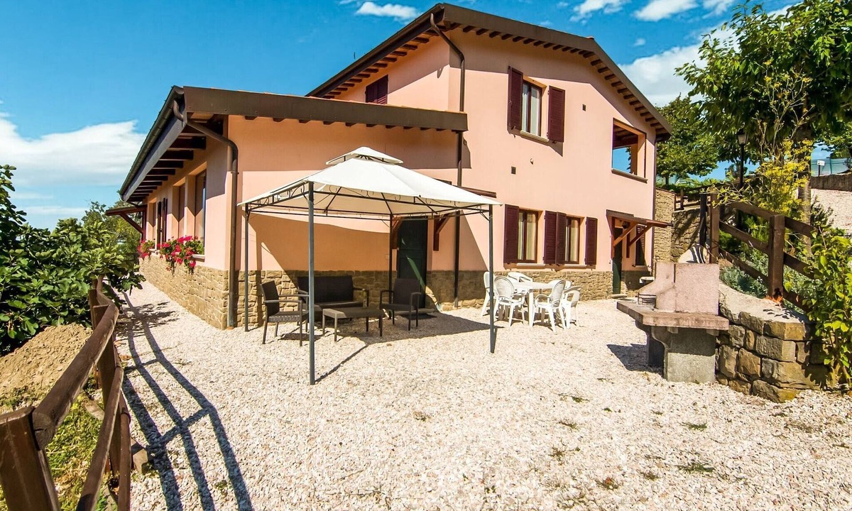 Apecchio House | Panoramic Countryside Home