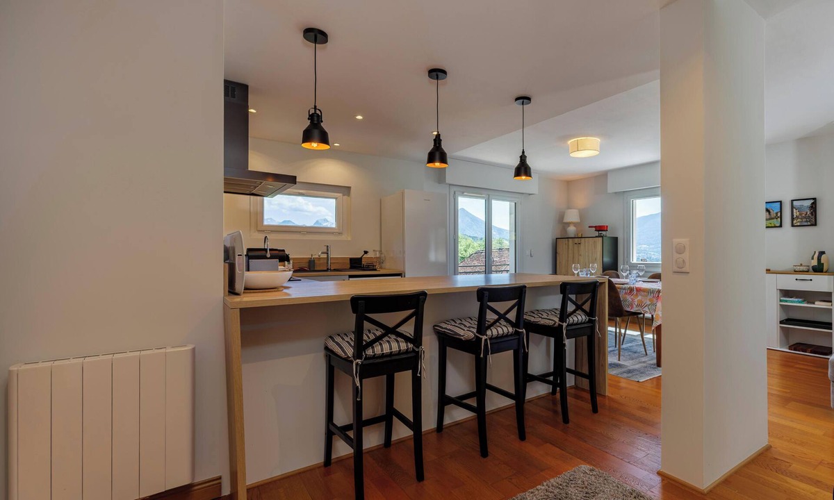 Menthon-Saint-Bernard Apartment | 🌊 Panoramic views – 2-Bedroom Apartment with Lake and mountains views in Menthon-Saint-Bernard Welcome to the historic hamlet of Les Moulins, to a spacious and bright 2-bedroom apartment, located on the 1st floor of a small and intimate residence