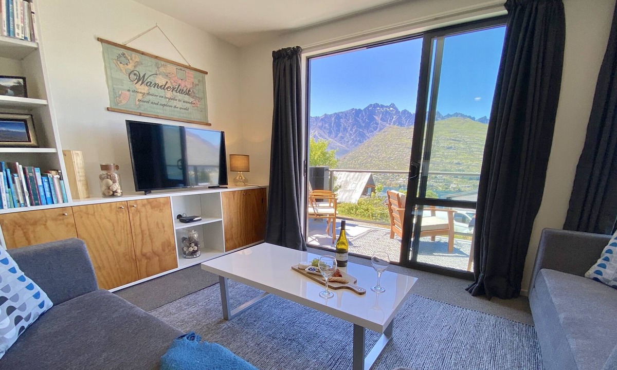 Queenstown House | Panoramic lake & mountain views | Ski/Bike storage | Parking | Queenstown 3BR