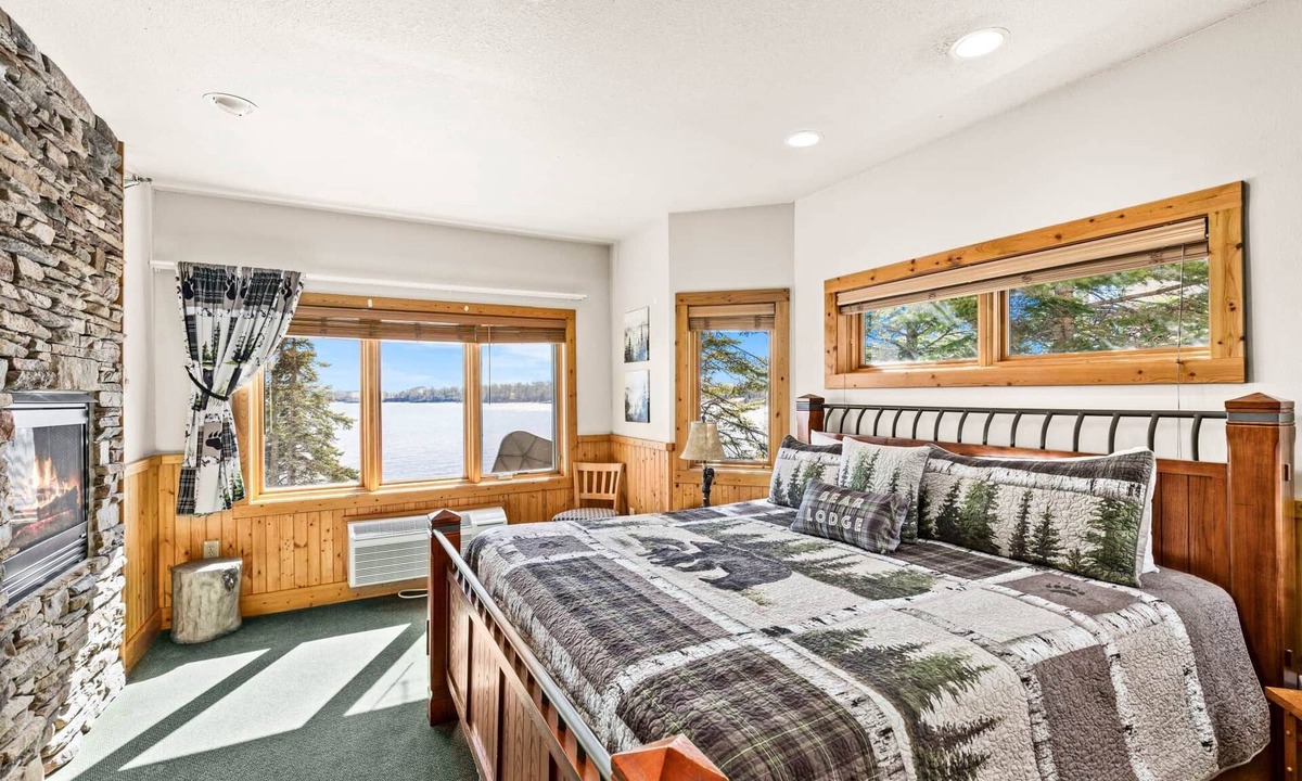 Two Harbors Condo | Panoramic Lake Superior Views 1 BR w/King Suite, All Season Hot Tub & Pools