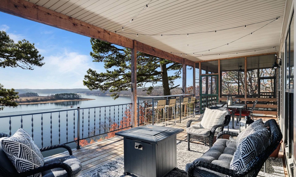 Beaver Shores House | Panoramic Lake View! Minutes from Rogers! 10+ Guests