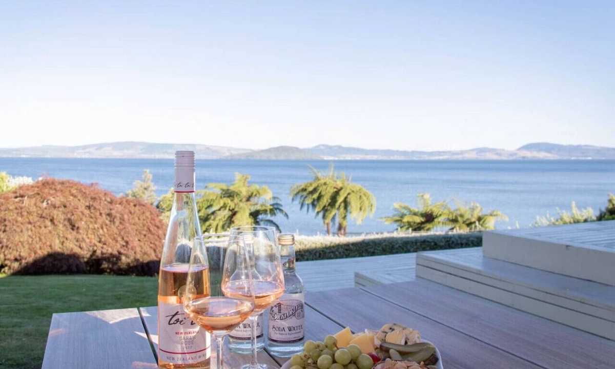 Hamurana House | Panoramic Lake Views | Spacious & Relaxed with Private Beach