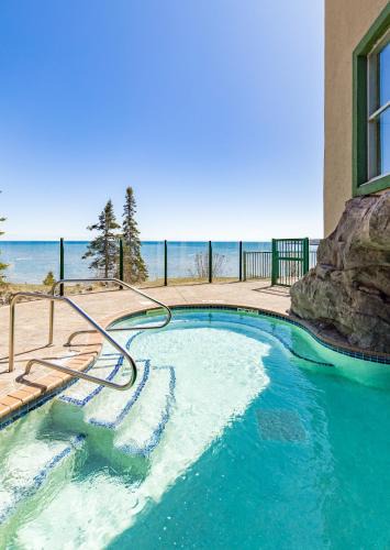 Two Harbors Apartment | Panoramic Lake Views King Bed Studio, Whirlpool and Hot Tub